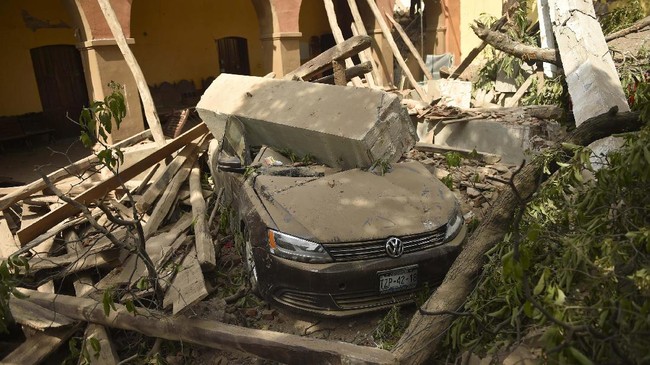 Setelah gempa mengguncang negara bagian Meksiko tengah, Puebla, operasional Bandara Meksiko dan sekolah dihentikan sementara. 