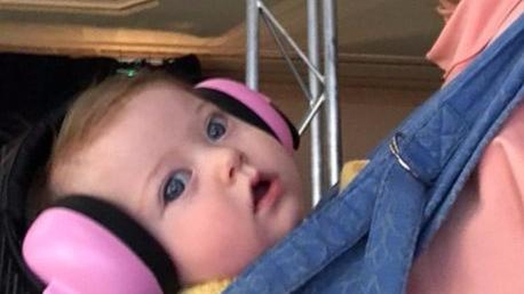 Eh, ada bayi yang ikut di gladi resik fashion show ini.