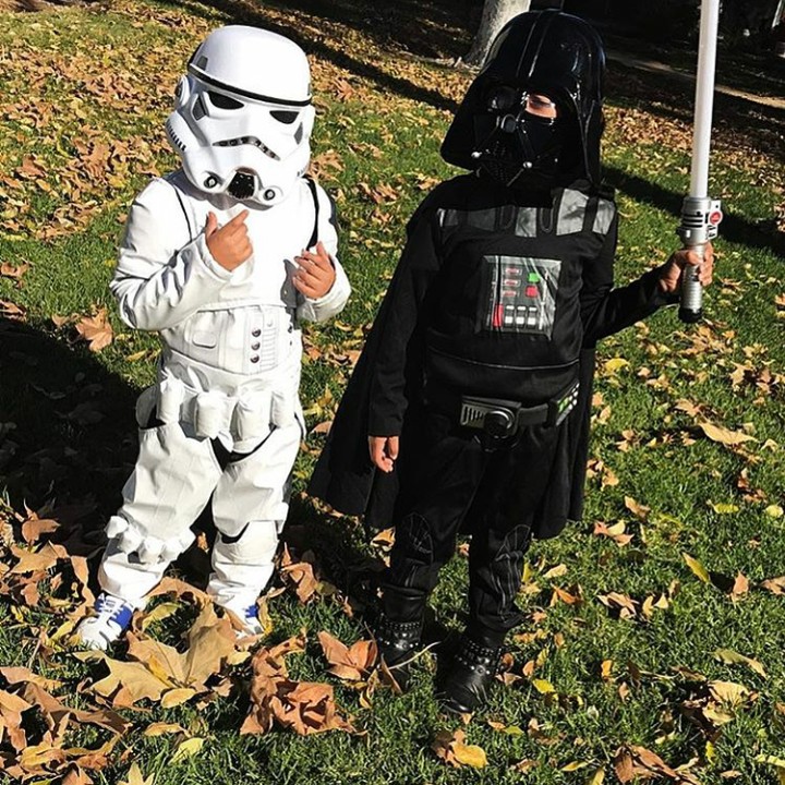 Storm Trooper sama Darth Vader nyasar di taman hi hi hi. (Foto: Instagram @life.with.isabella)