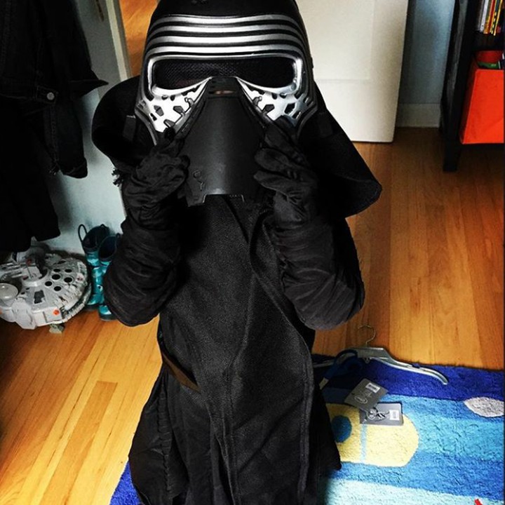 Kylo Ren versi mini nih, Bun. (Foto: Instagram @powderpops)
