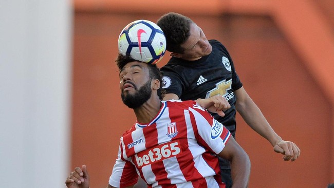 Stoke City berhasil menahan imbang Manchester United lewat pertandingan yang berjalan sengit dari awal hingga akhir laga.