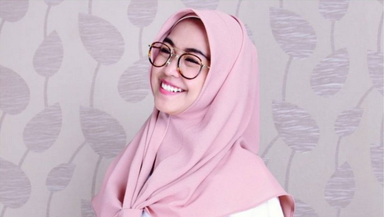 Ria Ricis ditegur tetangganya karena syuting di komplek dan melibatkan banyak orang. Diduga ia syuting ketika adanya imbauan social distancing.