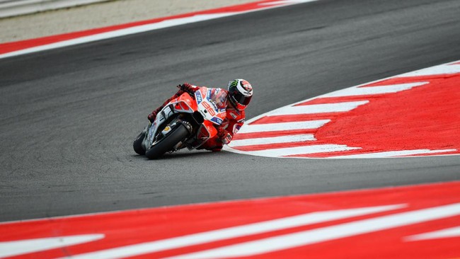 Jorge Lorenzo sempat memimpin balapan dengan jarak yang lumayan, namun kemudian ia terjatuh dari motornya.