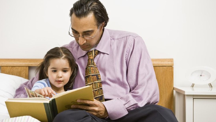 Ikhtiar Menumbuhkan Minat Baca Anak-anak Membaca adalah kebiasaan baik yang perlu ditanamkan sejak dini. Sudahkah kita menanamkan kebiasaan ini ke si kecil?