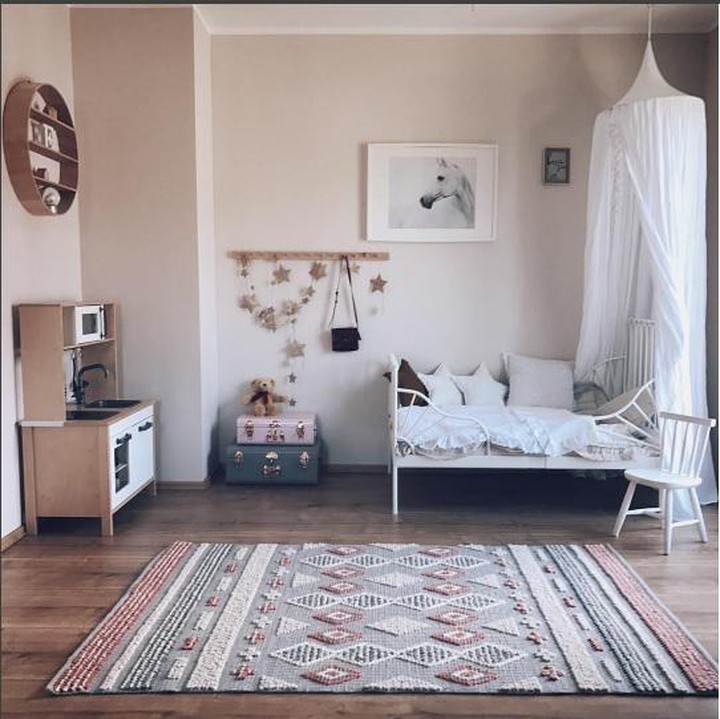 Nggak perlu mirip, tapi kita bisa contoh dari kamar ini. Nggak perlu banyak barang di kamar si kecil sehingga semua tertata rapi. Foto: Instagram/peschkart