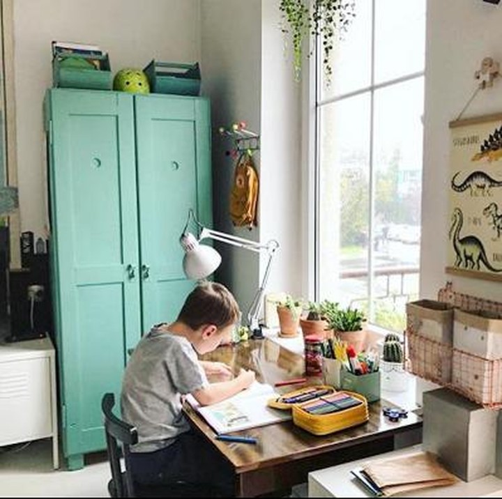 Meja di kamar yang tertata rapi juga bikin anak semangat belajar. Foto: Instagram/dinorawkids