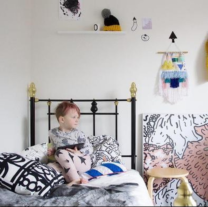 Memberi kamar sendiri secara nggak langsung dapat mengajarkan si kecil untuk bertanggung jawab atas barang miliknya. Foto:Instagram/yorkelee_prints