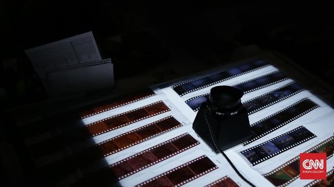 Kamera analog bisa dibilang barang yang susah dicari dan susah diperbaiki. Namun, sensasi menangkap gambarnya melebihi dari kamera digital.