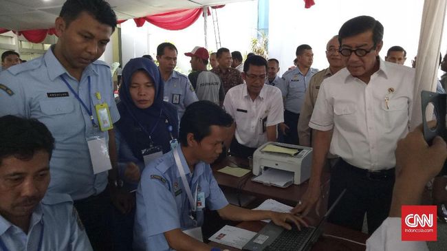Menteri Hukum dan HAM Yasonna Laoly memantau pelaksanaan hari pertama Seleksi Kompetensi Dasar bagi CPNS Kemenkumham di gedung BKN, Jakarta, Senin (11/9).