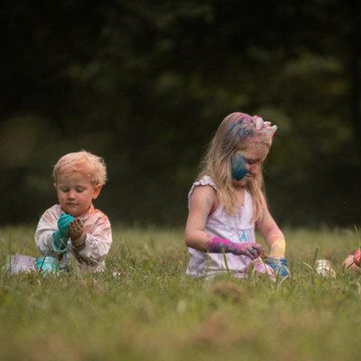 <p>Para rainbow babies ini nggemesin banget. (Foto: Lindsey Worthington Photography)</p>