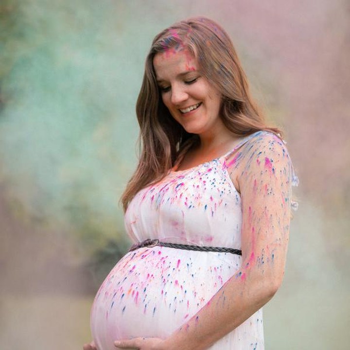 <p>Kalau kata bunda lainnya, Katie Mason, "Ini bukan salahmu. Meski terasa seperti ada yang salah dengan Anda, tidak ada! Ini akan menjadi lebih baik, dan lakukan sesuatu yang istimewa untuk mengingat bayimu." (Foto: Lindsey Worthington Photography)</p>