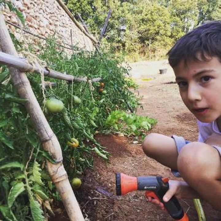 <p> Ada bagusnya ketika weekend kita ajak si kecil berkegiatan di luar, salah satunya dengan berkebun. (Instagram: domaine_richeaume)</p>