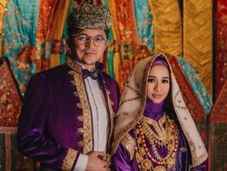 Pernikahan Diisukan Retak, Laudya Cynthia Bella Datang ke Majelis Bareng Suami