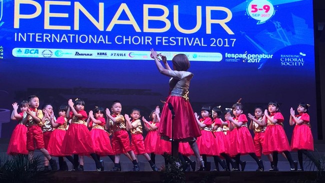 Musik tak memandang usia. Bahkan anak yang masih duduk di bangku Taman Kanak-Kanak (TK) pun bisa dilatih paduan suara dan itu seru.