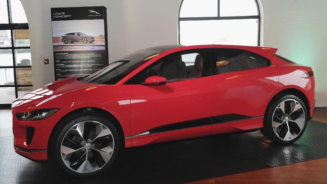 THE BROOKLYN BOROUGH OF NEW YORK CITY, NY - JULY 14: A view of the Jaguar I-PACE at the Jaguar Formula E RE:Charge Event at The Liberty Warehouse on July 14, 2017 in the Brooklyn borough of New York City, New York.   Craig Barritt/Getty Images for Jaguar Land Rover/AFP