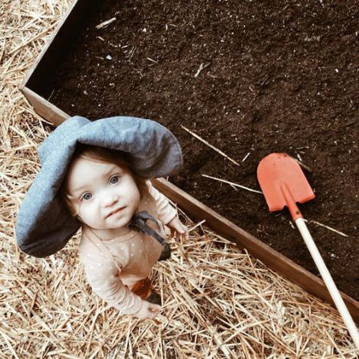 <p>Tapi tetap ya Bun, awasi si kecil saat memakai peralatan berkebunnya. (Instagram: septembermiller)</p>
