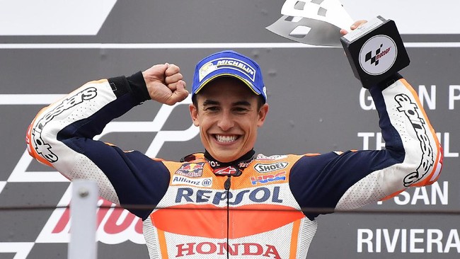 Marc Marquez tak sengaja melakukan hal konyol, terjatuh saat merayakan kemenangan bersama para fan di Sirkuit Gran Premio MotoGP Aragon