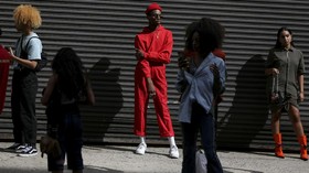 FOTO: Gaya Unik Para Pengunjung New York Fashion Week 2017