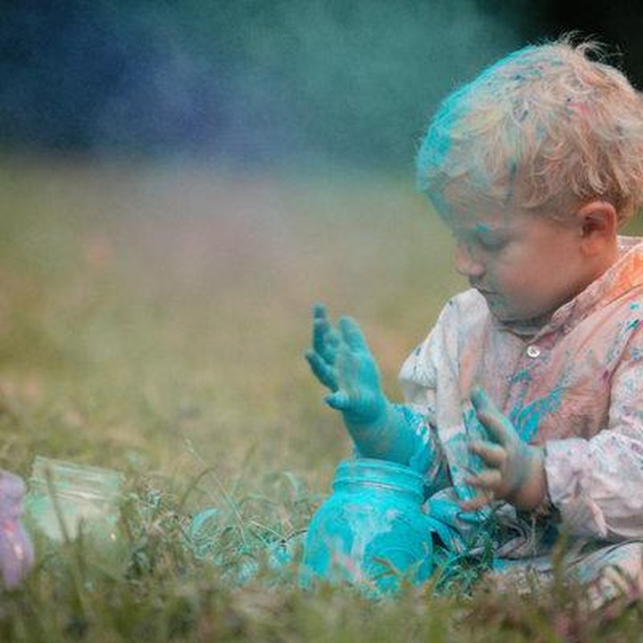 <p>Kalau rainbow baby yang satu ini malah asyik bermain bubuk pewarna, hi hi hi. (Foto: Lindsey Worthington Photography)</p>