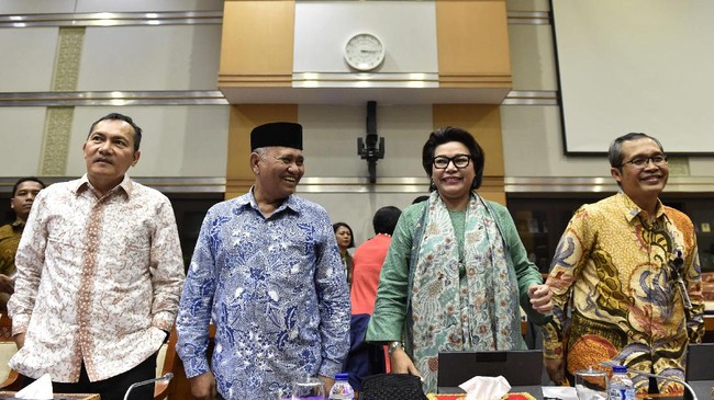 Sekitar 40 perwakilan KPK dari mulai pimpinan hingga petugas pengamanan mengenalkan diri di hadapan Komisi III DPR saat rapat dengar pendapat digelar.