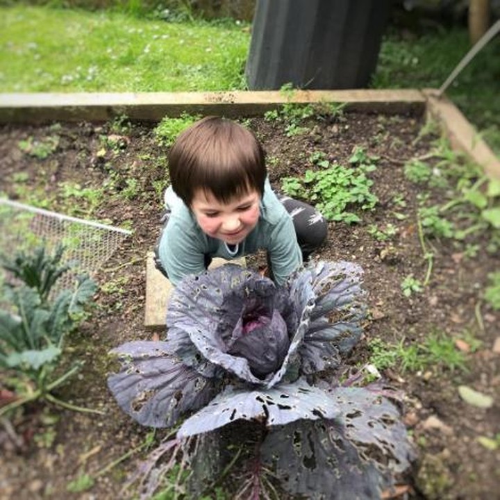 <p>Anak juga jadi belajar untuk bertanggung jawab, kreatif, percaya diri, serta menambah pengetahuan mereka akan hal lain di luar sana. (Instagram: anna_mcarthur_)</p>