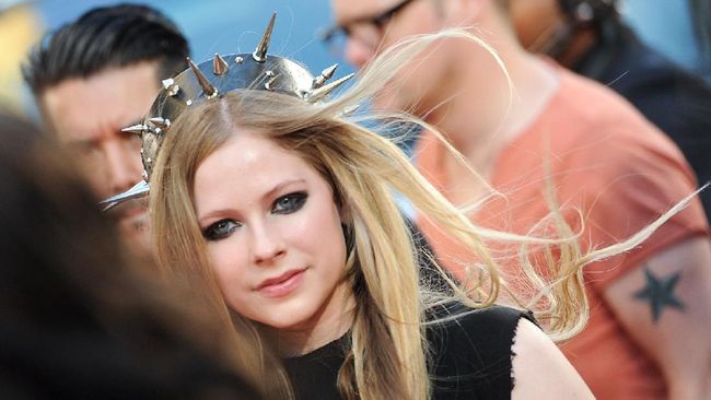 TORONTO, ON - JUNE 16: Avril Lavigne arrives on the red carpet at the 2013 MuchMusic Video Awards at Bell Media Headquarters on June 16, 2013 in Toronto, Canada.   Jag Gundu/Getty Images/AFP