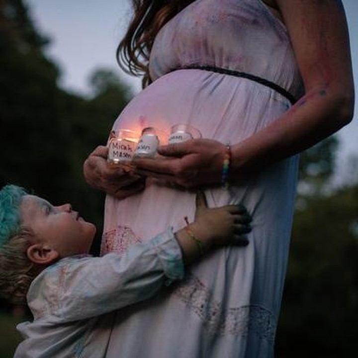 <p>Katie yang sempat kehilangan anak tiga kali, kini akan punya dua buah hati lho, Bun. Wah, bahagianya! (Foto: Lindsey Worthington Photography)</p>