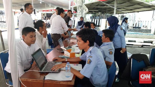 Selain instansi paling sepi peminat, Badan Kepegawaian Negara juga merilis instansi paling favorit sehingga ramai peminat.