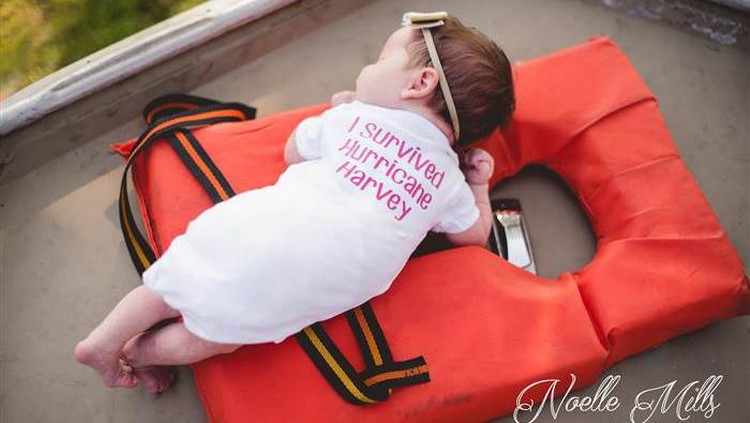 Kenapa bayi ini melakukan photoshoot di atas perahu yang dipakai untuk evakuasi korban bencana ya?