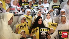 Lima Bulan Teror Air Keras, Keluarga Novel Gelar Pengajian