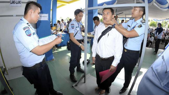 Senin (25/9) Seleksi Kompetensi Dasar (SKD) bagi lulusan SLTA/Sedererajat dan DIII dimulai di 46 titik lokasi di 33 provinsi dan diwarnai beberapa insiden.