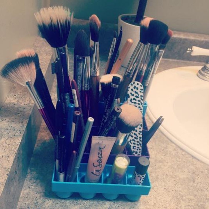 Si kecil punya mainan balok yang udah nggak kepakai? Bisa lho dipakai buat alat kosmetik kita Bun. Foto: Instagram/ chippedxpolish