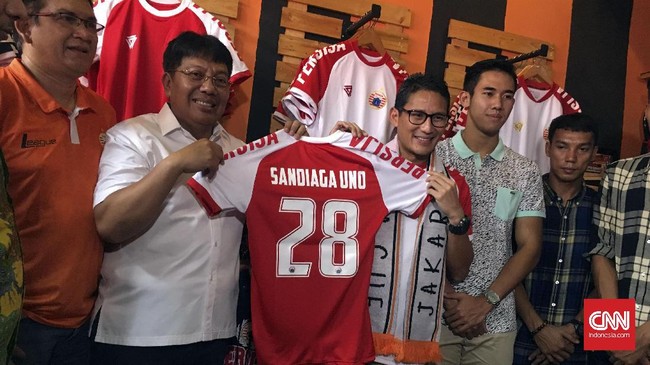 Wakil Gubernur Jakarta terpilih, Sandiaga Uno meresmikan satu dari 43 gerai atribut resmi Persija Jakarta yang dikelola The Jakmania.