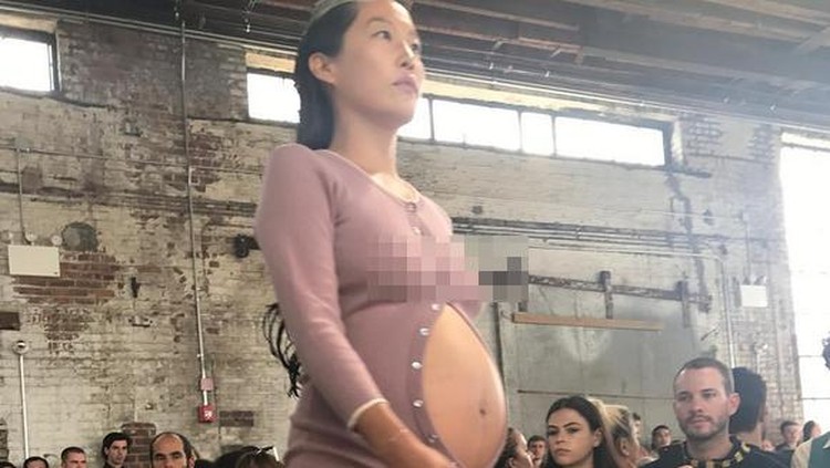 Berlenggak-lenggok di catwalk dengan perut buncit karena lagi hamil besar, bukan masalah besar.