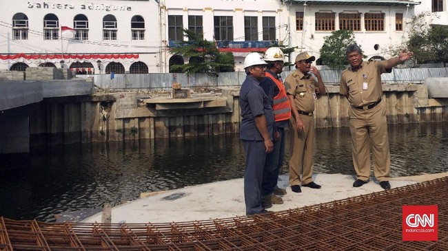 Gubernur DKI Jakarta Djarot Saiful Hidayat mengunjungi sejumlah tempat untuk memantau perkembangan berbagai proyek menjelang akhir masa jabatannya.