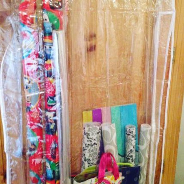 Kantong bekas baju  bisa jadi alternatif supaya nggak banyak barang si kecil tercecer nih. Foto: Instagram/deborahkinsey