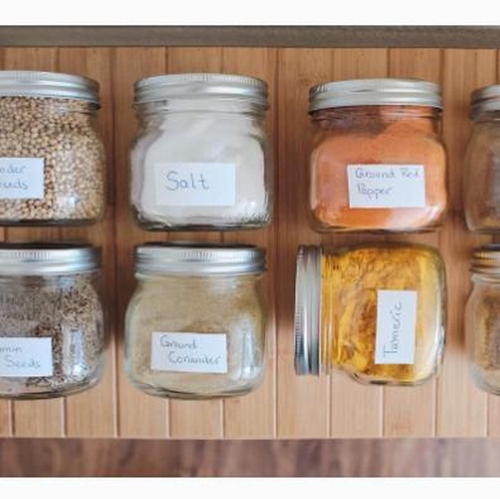 Punya jar atau toples bekas makanan bayi? Mungkin bisa dipakai jadi tempat bumbu nih Bun. Foto: Instagram/thetintroom