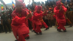 Ribuan Wisatawan Hebohkan Karnaval Pesona Danau Toba 2017