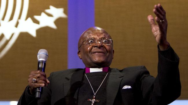 Desmond Tutu, seorang Uskup Agung berkulit hitam pertama di Afrika Selatan, meninggal dunia pada usia ke-90.