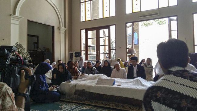 Cerita Hamzah Haz Tentang Istrinya yang Wafat Saat Tidur Istri Hamzah Haz mengembuskan nafas terakhir dalam keadaan tidur. Sehari sebelumnya, almarhumah masih bercengkrama dengan anak-anaknya.