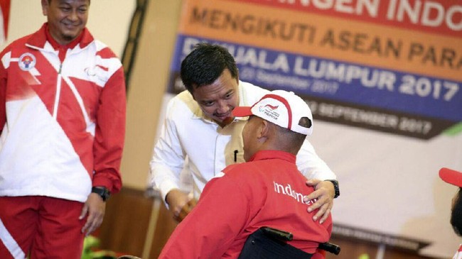 Menpora Imam Nahrawi berjanji untuk mewujudkan bonus Pegawai Negeri Sipil (PNS) kepada para atlet difabel di ASEAN Paragames 2017.