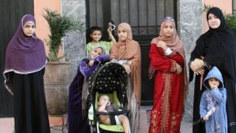 Cerita Ibu yang Mengurus 14 Anak Sekaligus Bisnis Miliaran Rupiah Ibu ini mengurus bisnisnya dan mengurus 14 anak di waktu yang bersamaan. Wow!