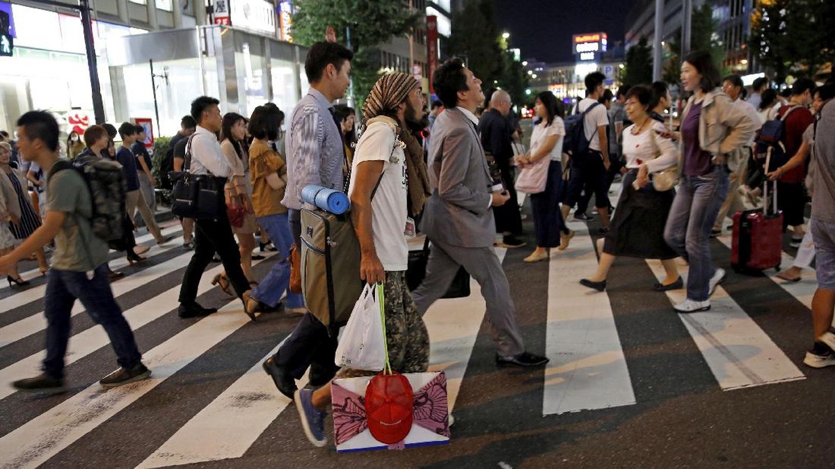 FOTO: Menari, Cara Bahagia ala Tunawisma Jepang