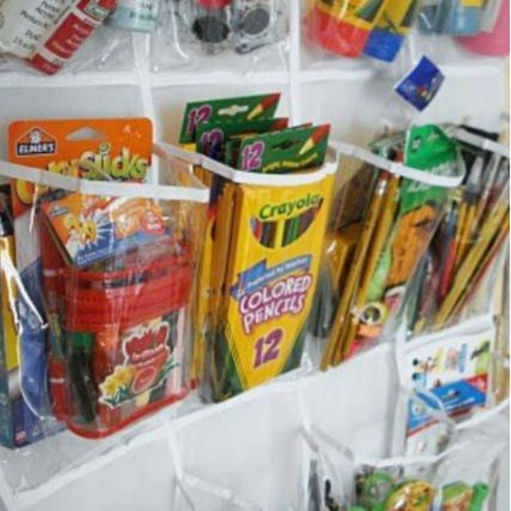 Gunakan rak sepatu sebagai wadah alat kerajinan si kecil. Hanya memakan waktu 10 menit, bahkan kurang, untuk menggantung dan mengisi rak tersebut. Foto: Insatgram/mommyhacks101diy