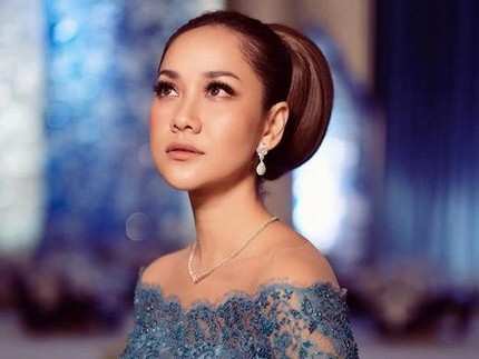 Ziarah ke Makam Ashraf Sinclair, Tatapan BCL ke Nisan Suami Jadi Sorotan