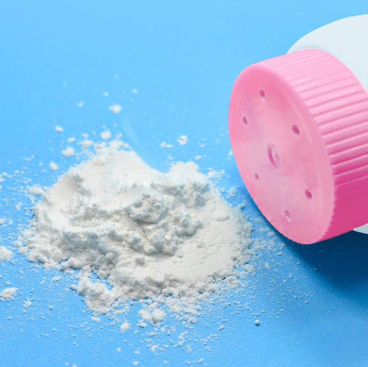 Taburkan sedikit ke lantai kayu yang berdecit, dan sapukan ke celah-celahnya dan voila! Nggak bunyi lagi deh. Foto: Istimewa/Thinkstock