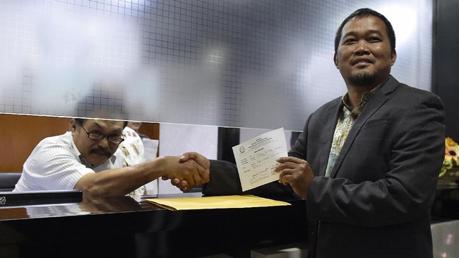 Koordinator MAKI Boyamin Saiman menyerahkan uang Sin$100 ribu kepada KPK yang diduga merupakan gratifikasi terkait kasus Djoko Tjandra.
