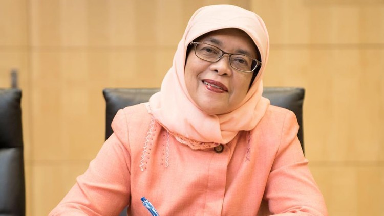 REFILE - ADDITIONAL INFORMATION Former speaker of Singapore's parliament, Halimah Yacob, arrives with her husband Mohammed Abdullah Alhabshee to submit her presidential nomination papers at the nomination centre in Singapore September 13, 2017. REUTERS/Edgar Su