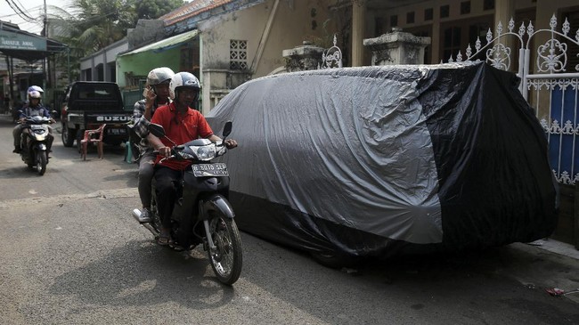 Gubernur DKI Jakarta Djarot Syaiful Hidayat meminta kepolisian tidak menerbitkan Surat Tanda Nomor Kendaraan (STNK) jika pemilik tak punya garasi.