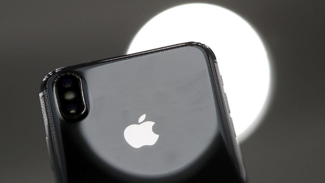 iPhone merevolusi industri ponsel, beralih dari ponsel flip dan keyboard ke layar besar dan kamera yang kuat.